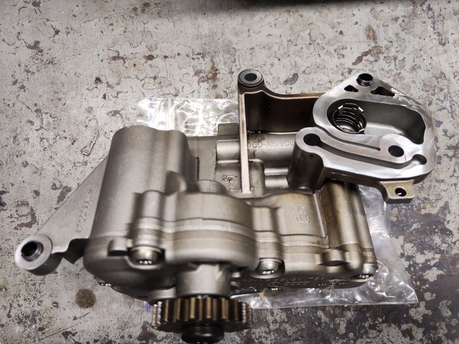 Масляний насос для двигуна BZB 1.8 TSI 06J115106AB