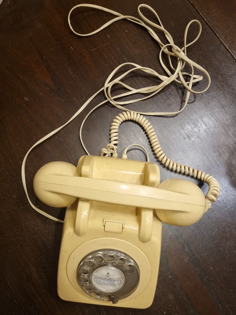 Telefone de discar antigo