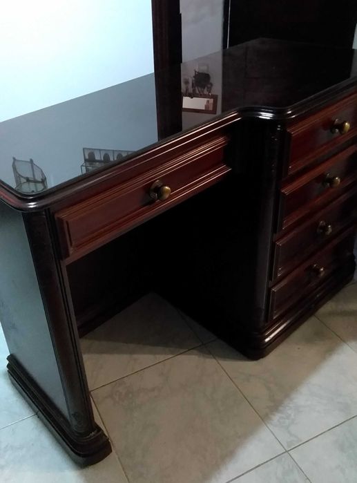 Escrivaninha em madeira trabalhada