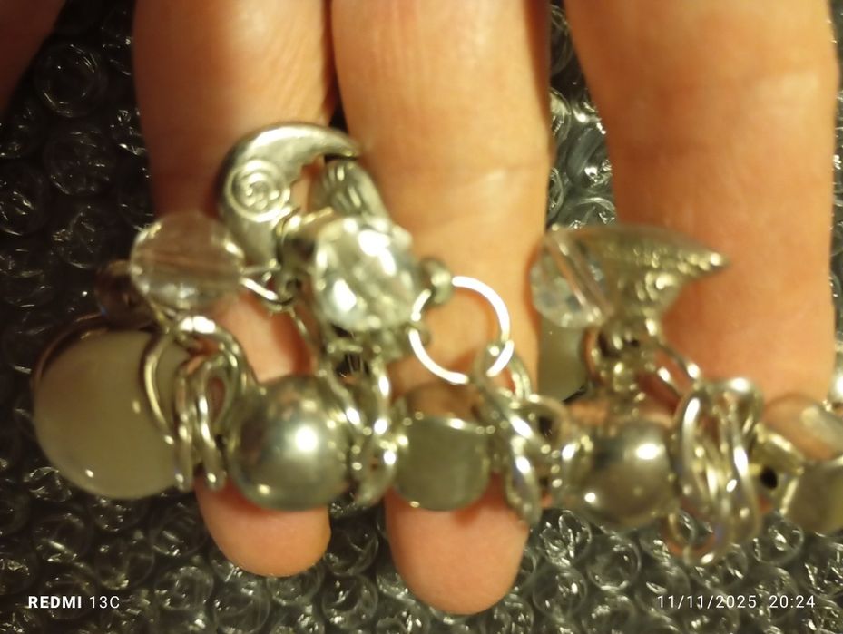 Pulseira branca e prateada