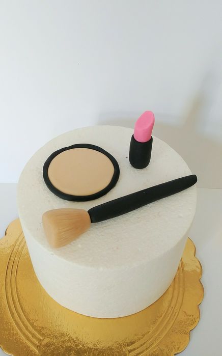 Figurka na tort zestaw kosmetyków z masy cukrowej