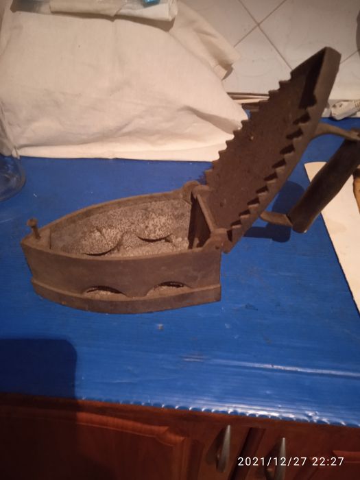 Продам  старинний утюг