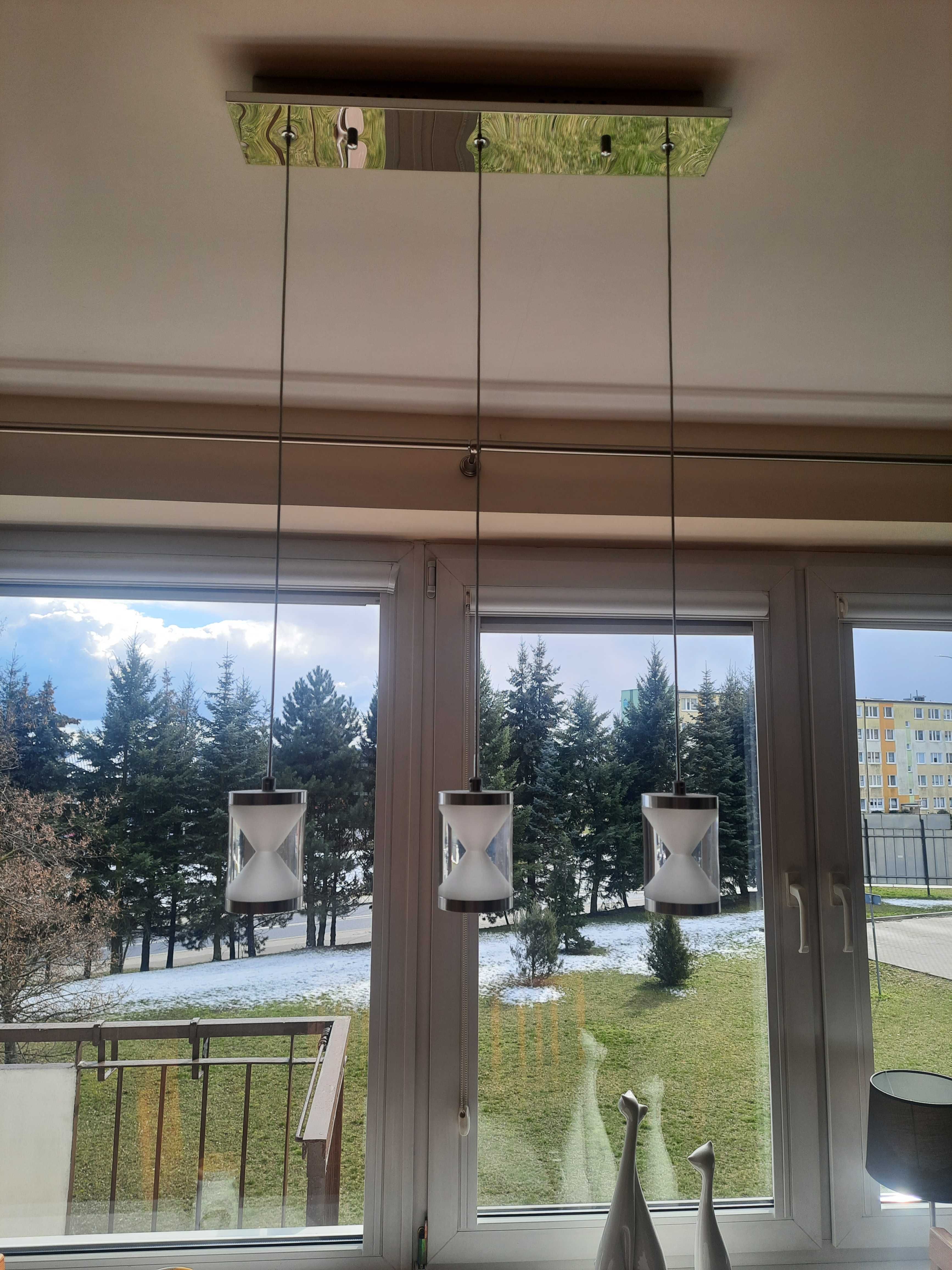 Lampa wisząca srebrno-biała.