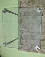 Mesa quadrada de vidro e pés de metal