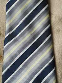 Krawat w paski zawiązany