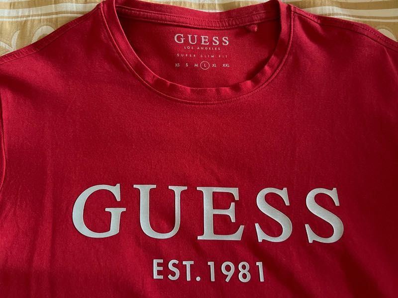 Guess t-shirt vermelha com letra pratedo