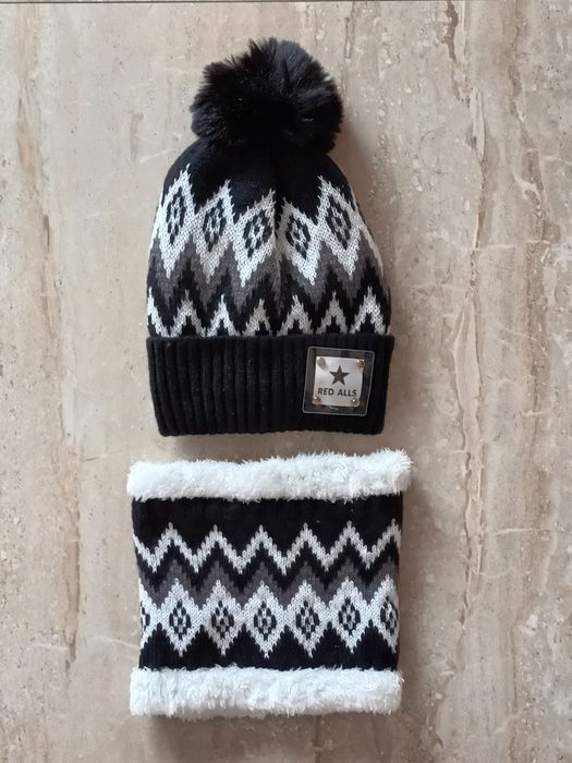 Zimowa czapka z pomponem I komin