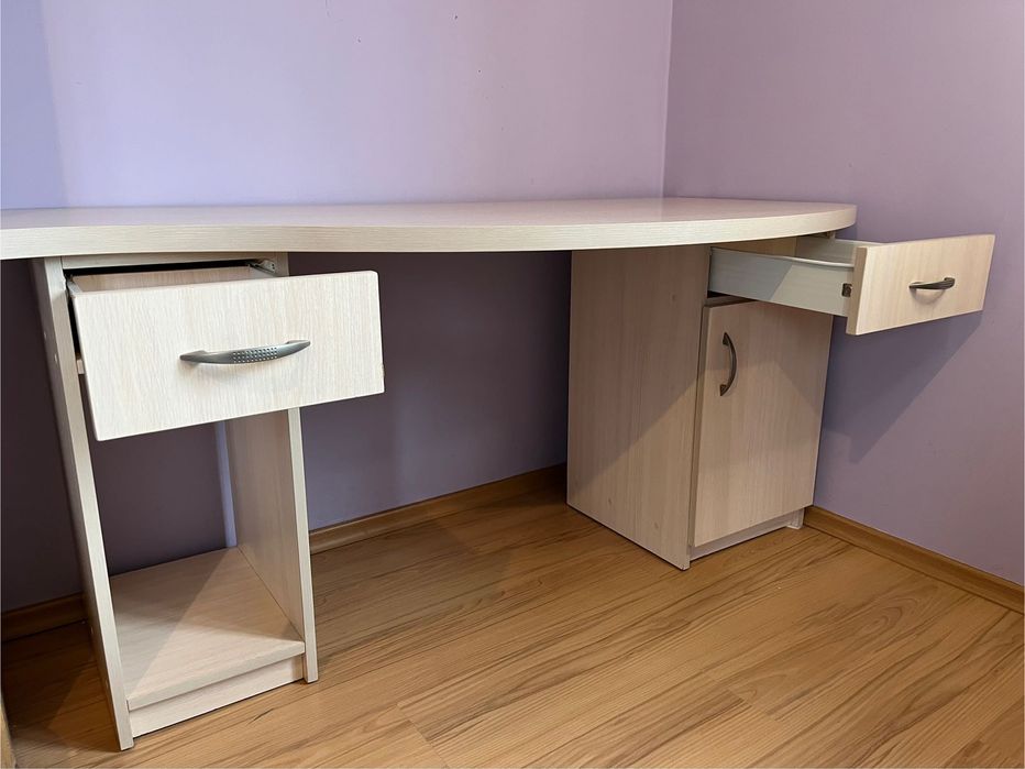 Biurko z szufladami i szafką wykonane przez stolarza