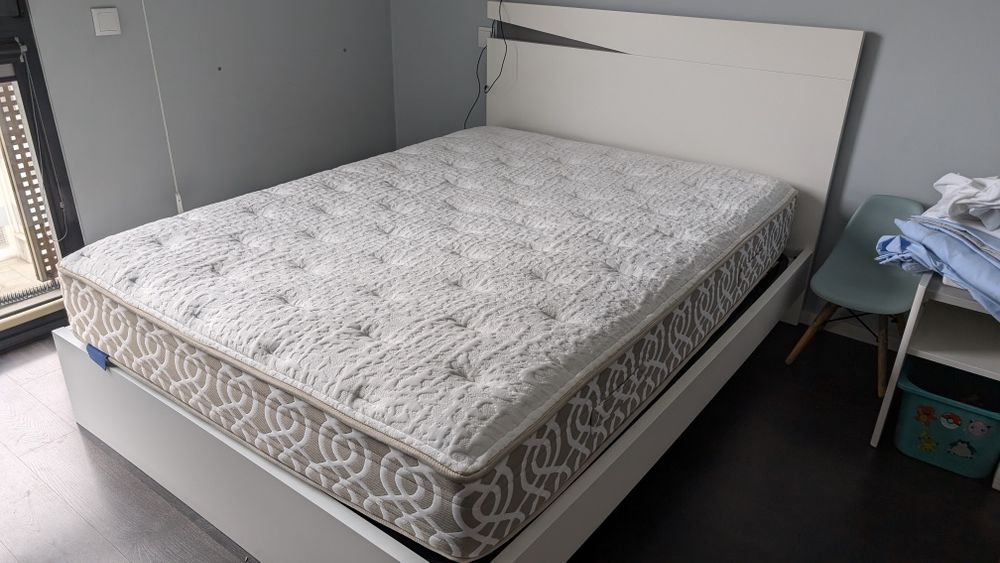 Cama estrado e colchão 140x190 NOVOS