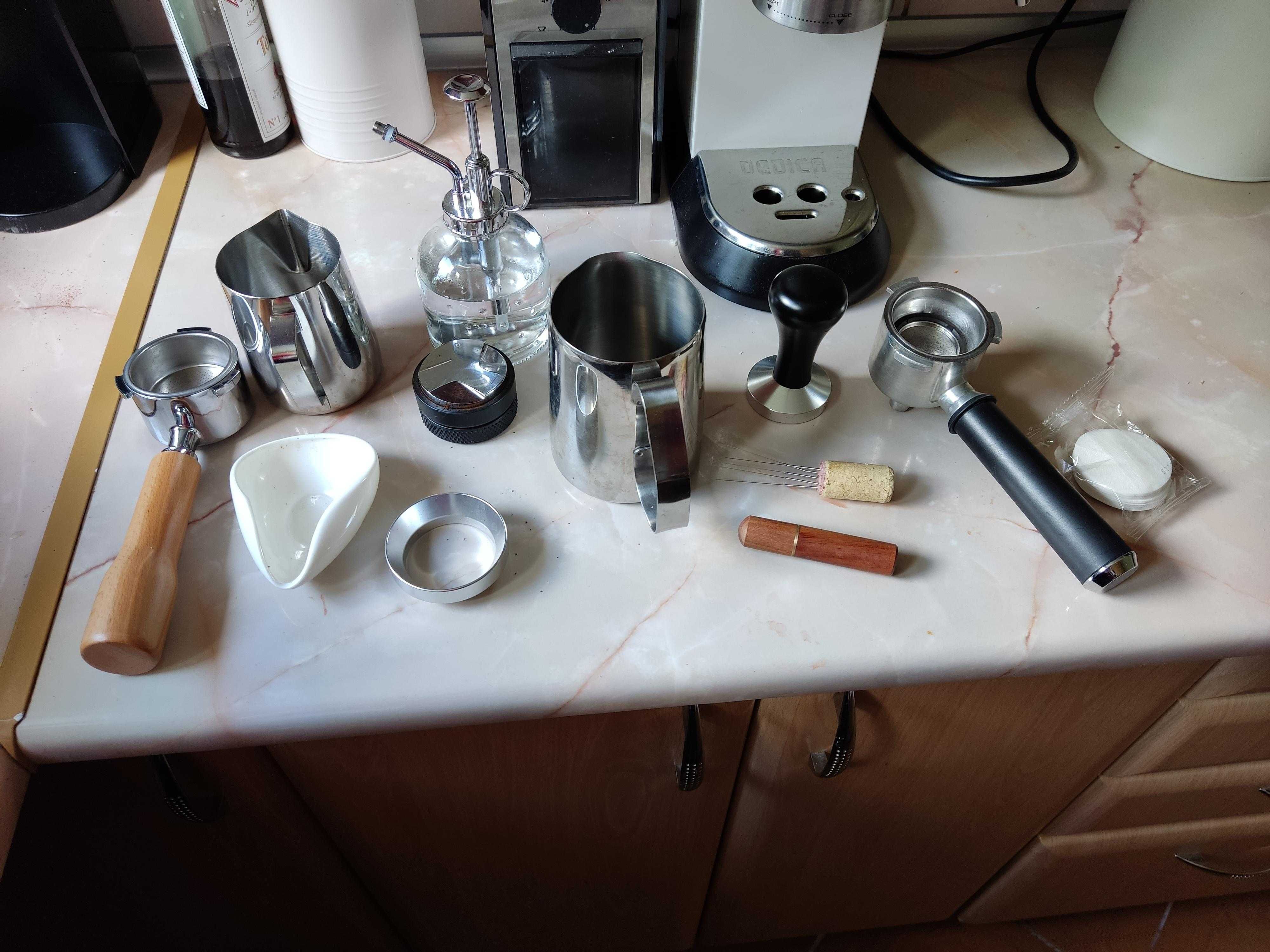 Zestaw DeLonghi Dedica (+młynek, zestaw akcesoriów)