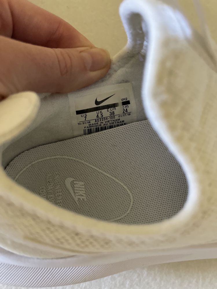 Фирменные спортивные кроссовки Nike