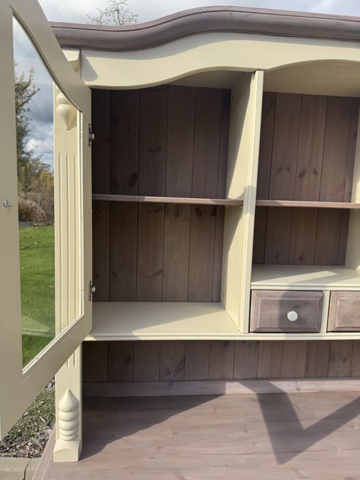 Odnowiony kredens , jasny beż