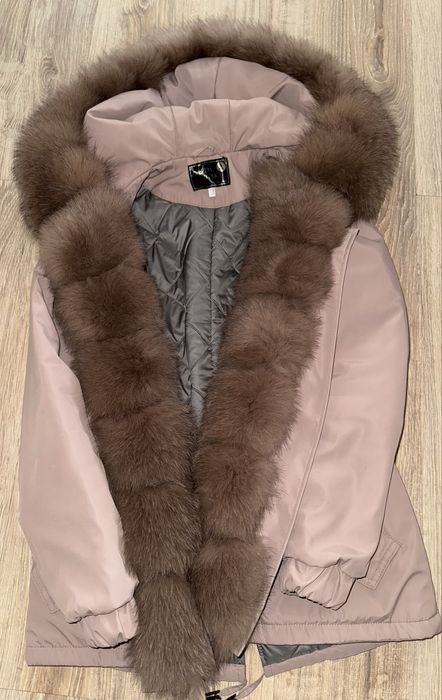 Продам жіночу куртку-парку з натуральним хутром.