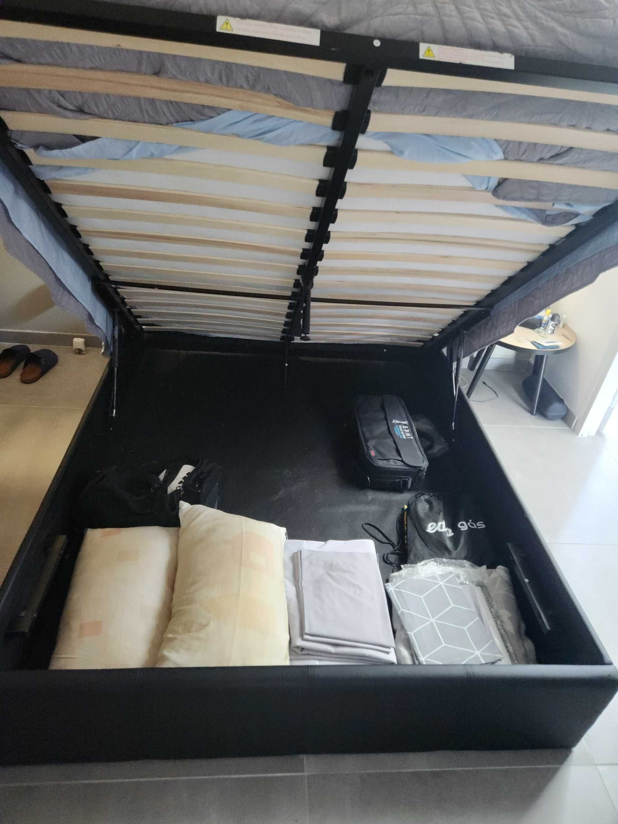 Cama de casal com arrumações
