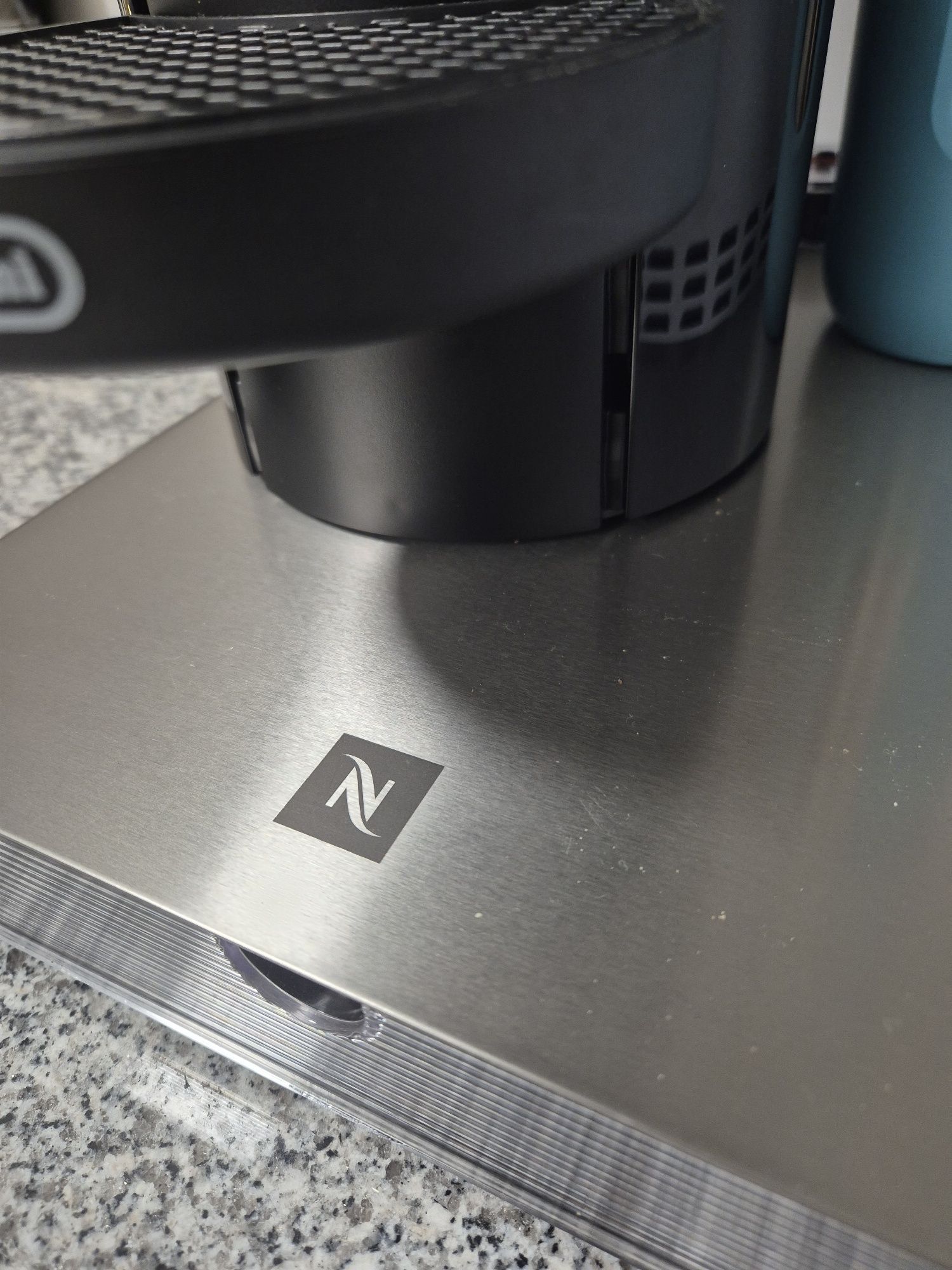 Máquina de café + Organizador de cápsulas Nespresso