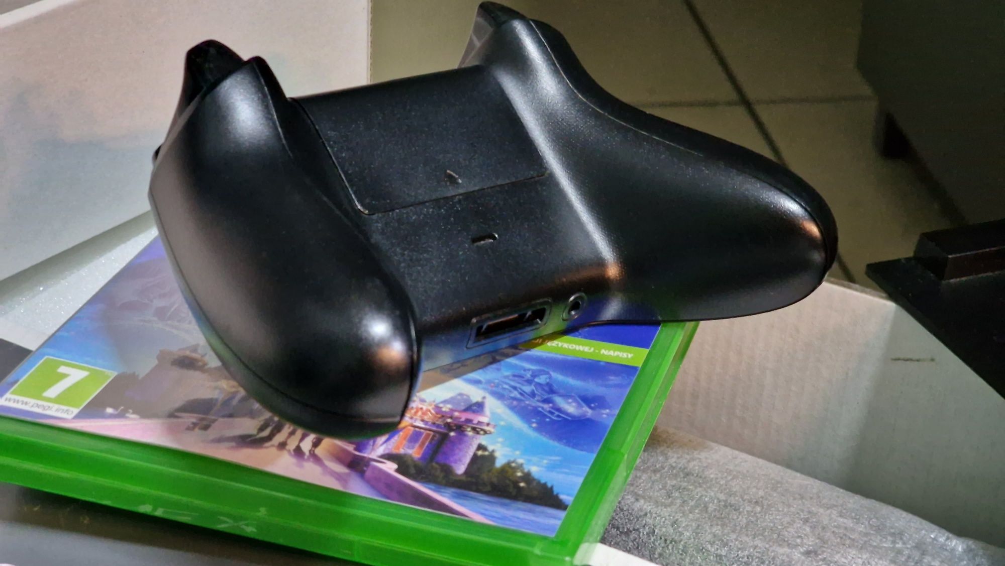Xbox One X 1TB, jak nowy+podstawka+pudło+gra+kable