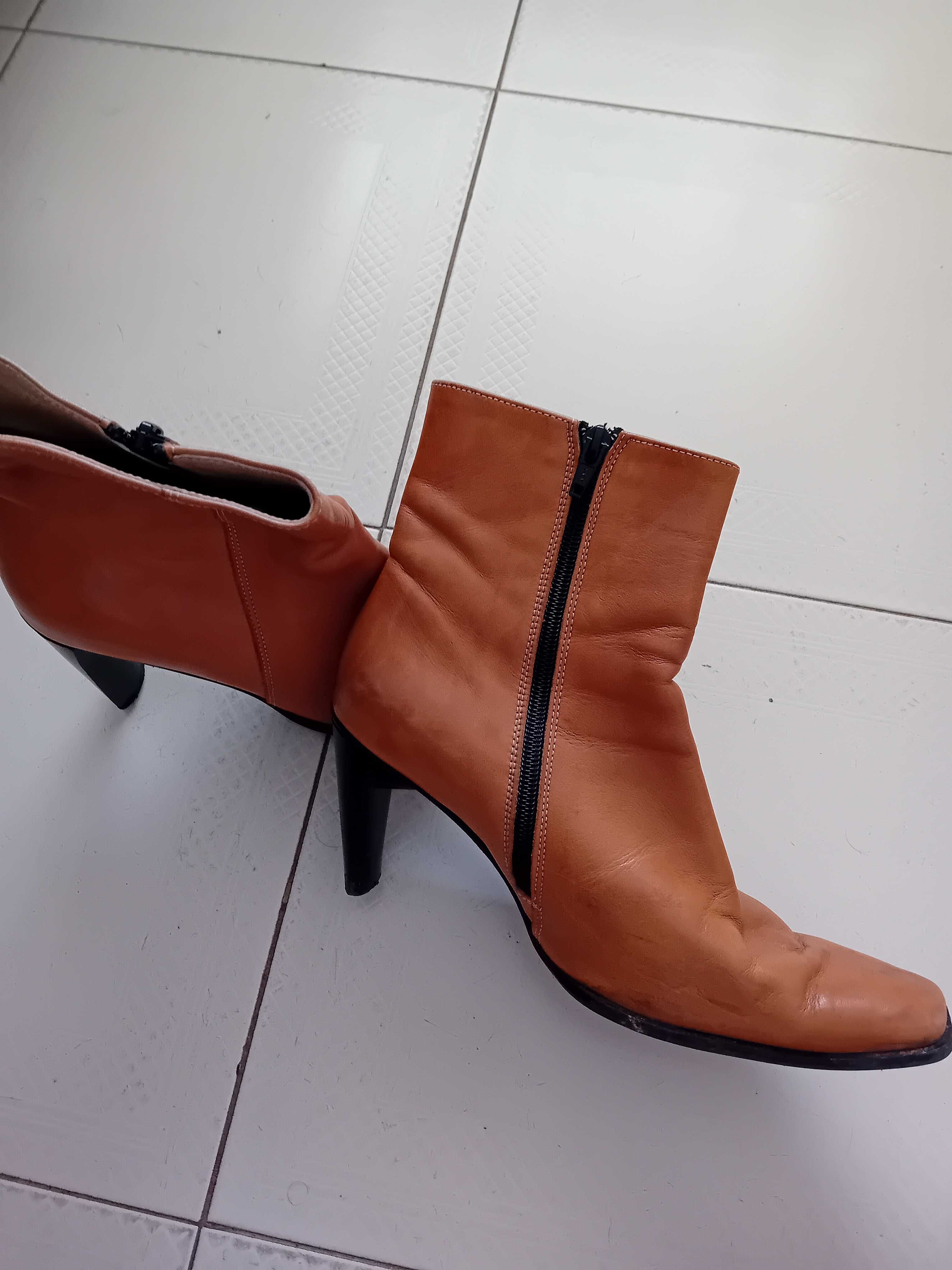 Botas e sapatos novos e pouco usados