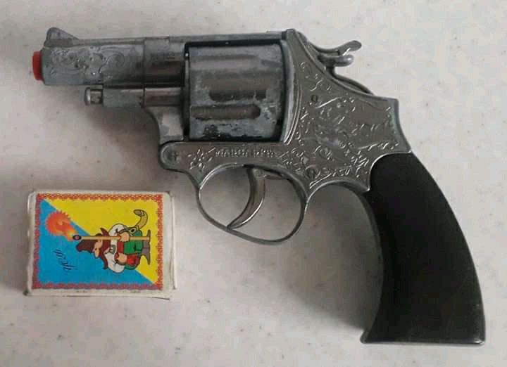 Дитячий пістолет- іграшка.
Виготовлено в