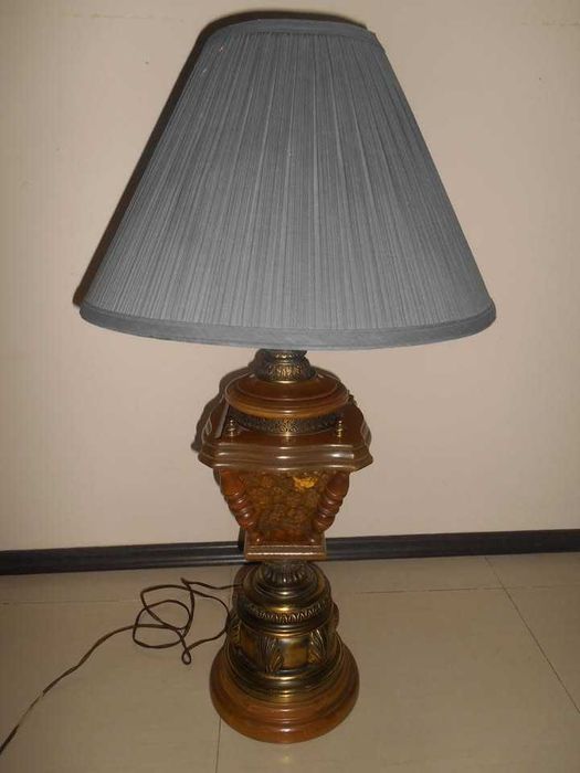 piękna dębowo mosiężna lampka stojąca
