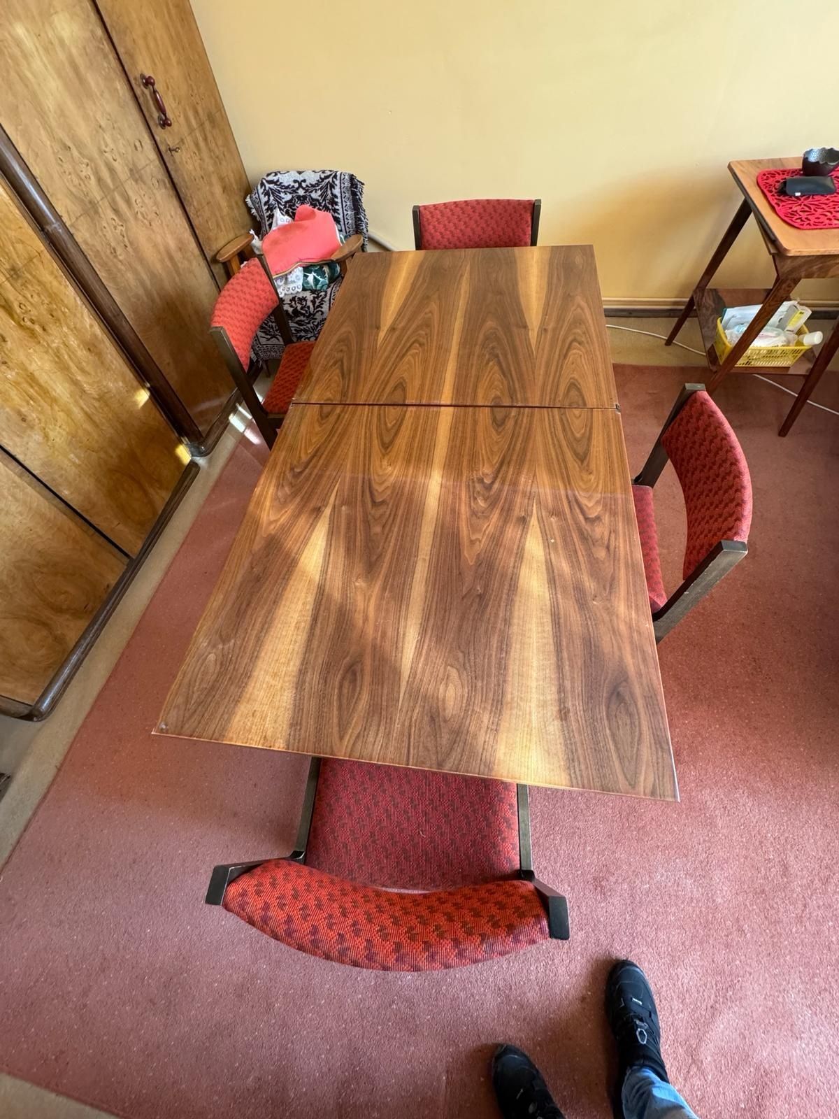 Stół i sześć krzeseł