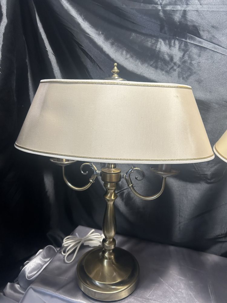 Zestaw 2 lamp stołowych – klasyczne, dwuramienne z abażurami – komplet