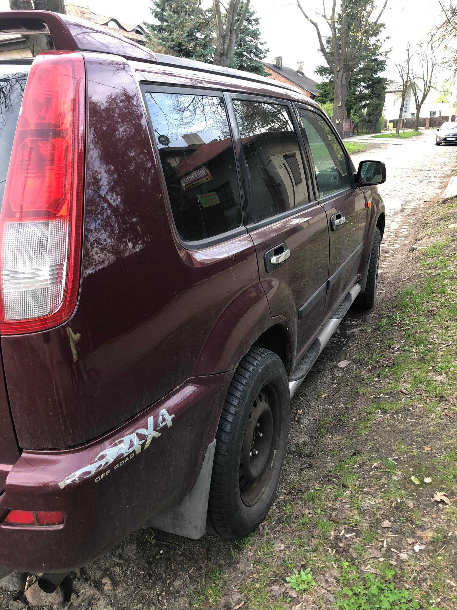 nissan x-trail (uszkodzony)