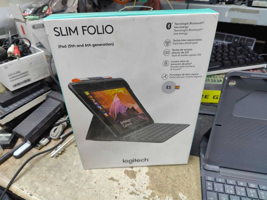 Чехол-клавиатура для планшета Logitech Slim Folio Apple iPad 5th/6th