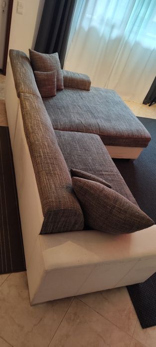 Sofá cama chaise-longue com arrumos.