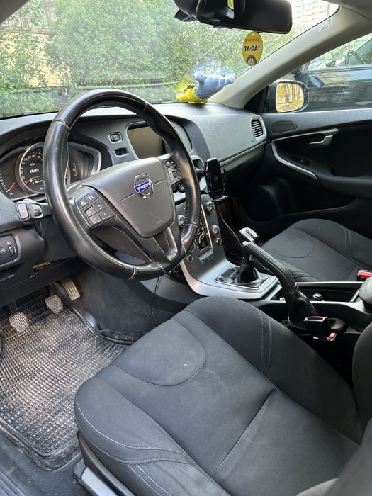 Чорний Volvo V40