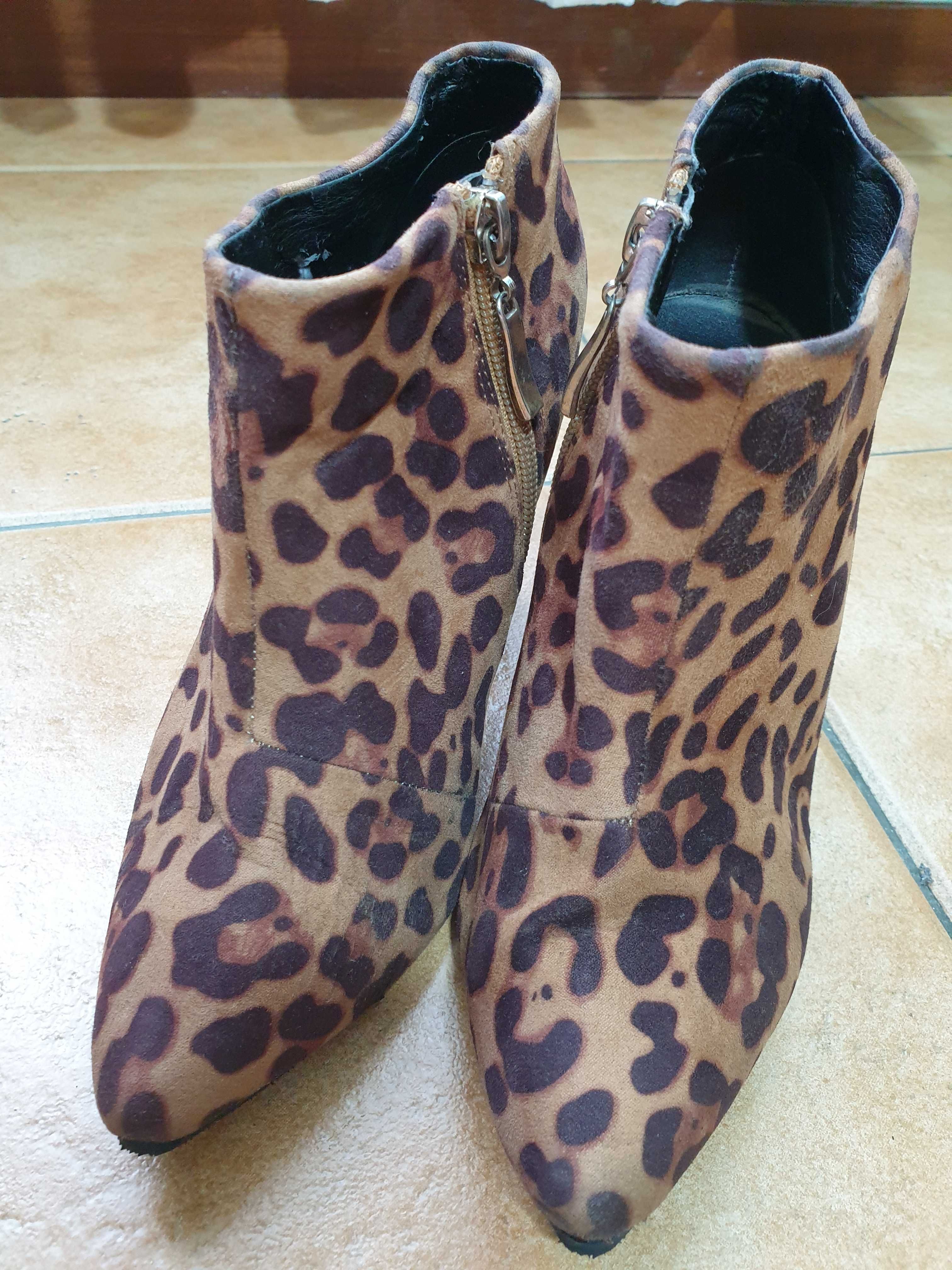 Botins Animal Print Salto Alto