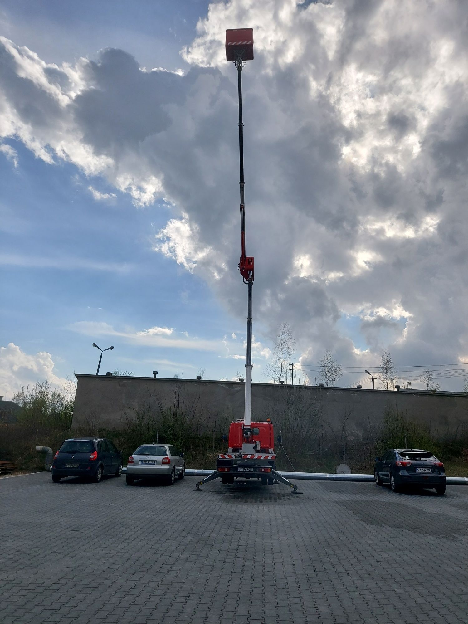 Usługi podnośnik koszowy zwyżka 20 metrów