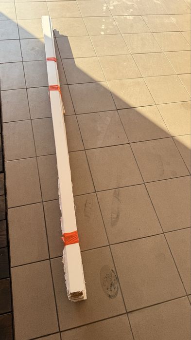 Listwy przypodłogowe biale.