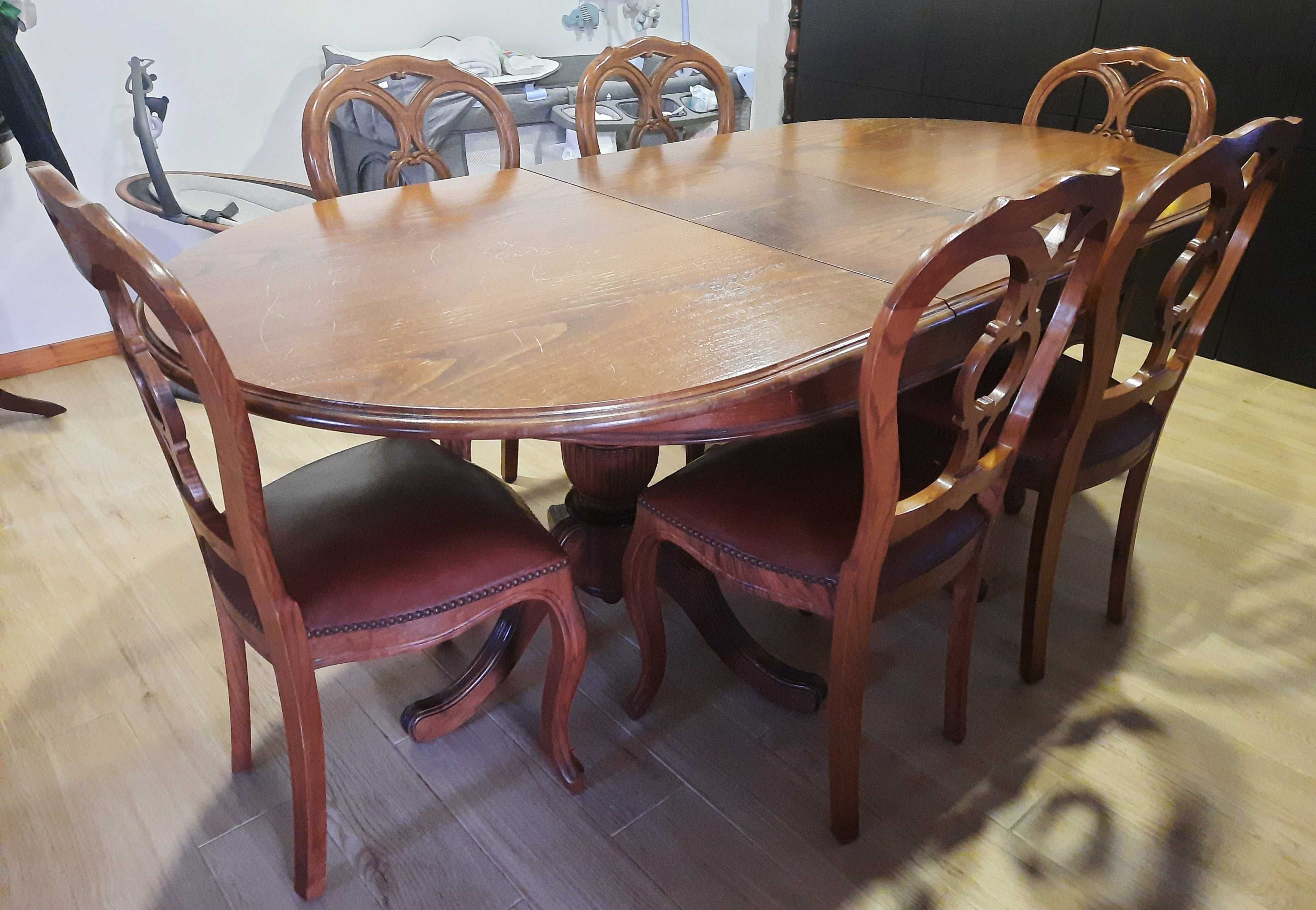 Mesa de jantar em castanho maciço com 6 cadeiras de couro