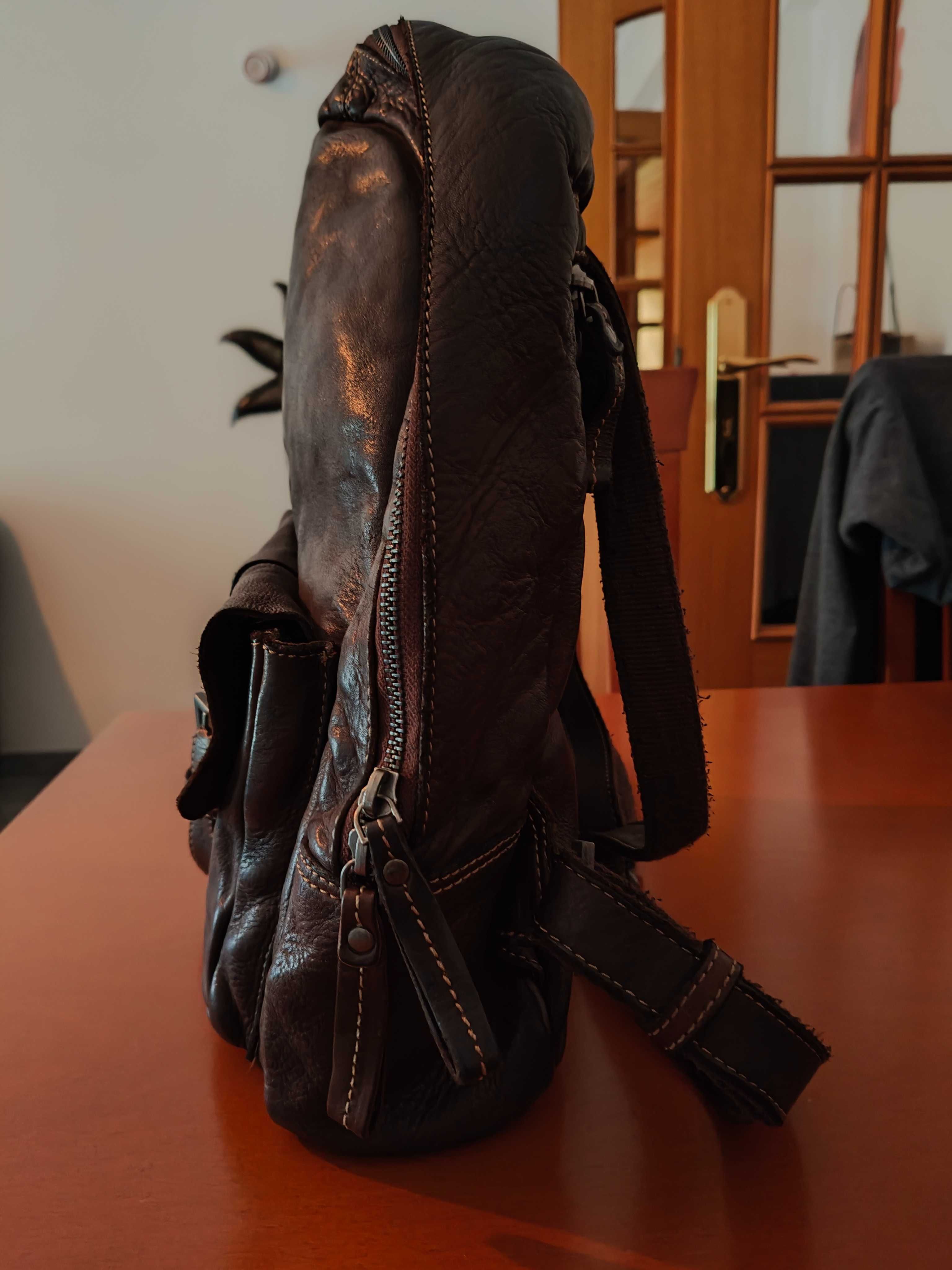 Mochila em pele genuína