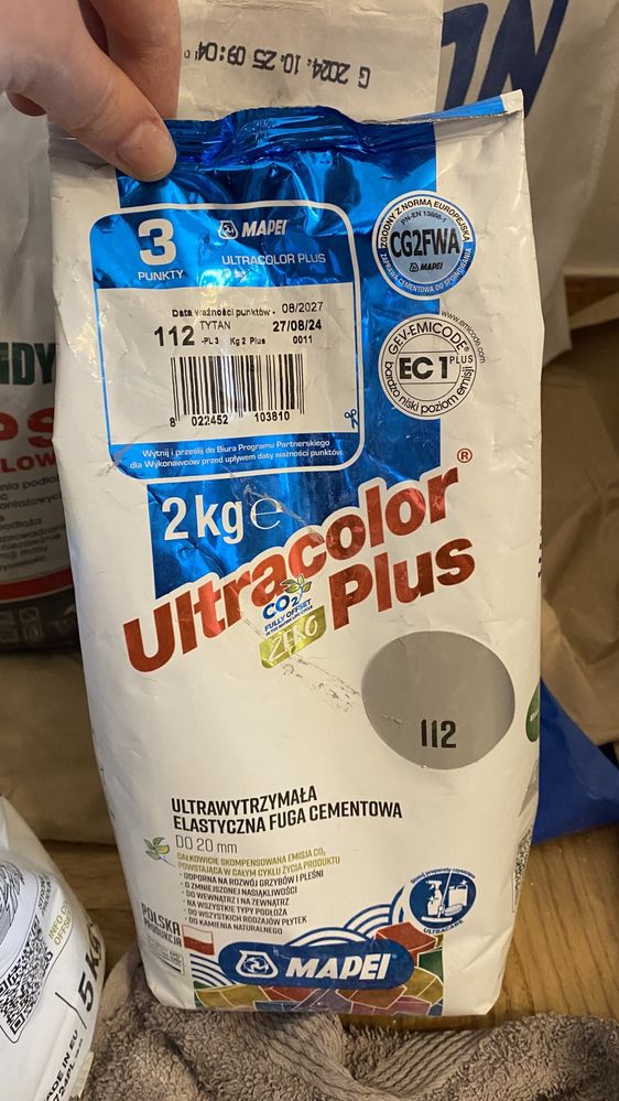 Resztki poremontowe fuga biala i szara ultracolor plus mapei