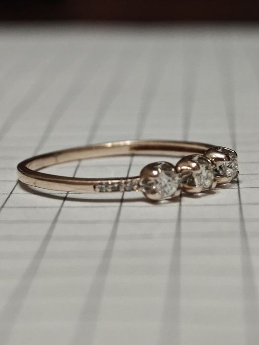 Золота каблучка з діамантами, 585 проба.