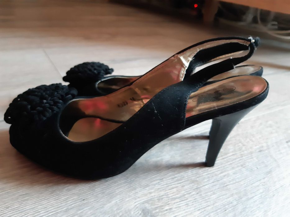 Czarne wizytowe buty na szpilce z wolnym palcem i pomponem, zapinane