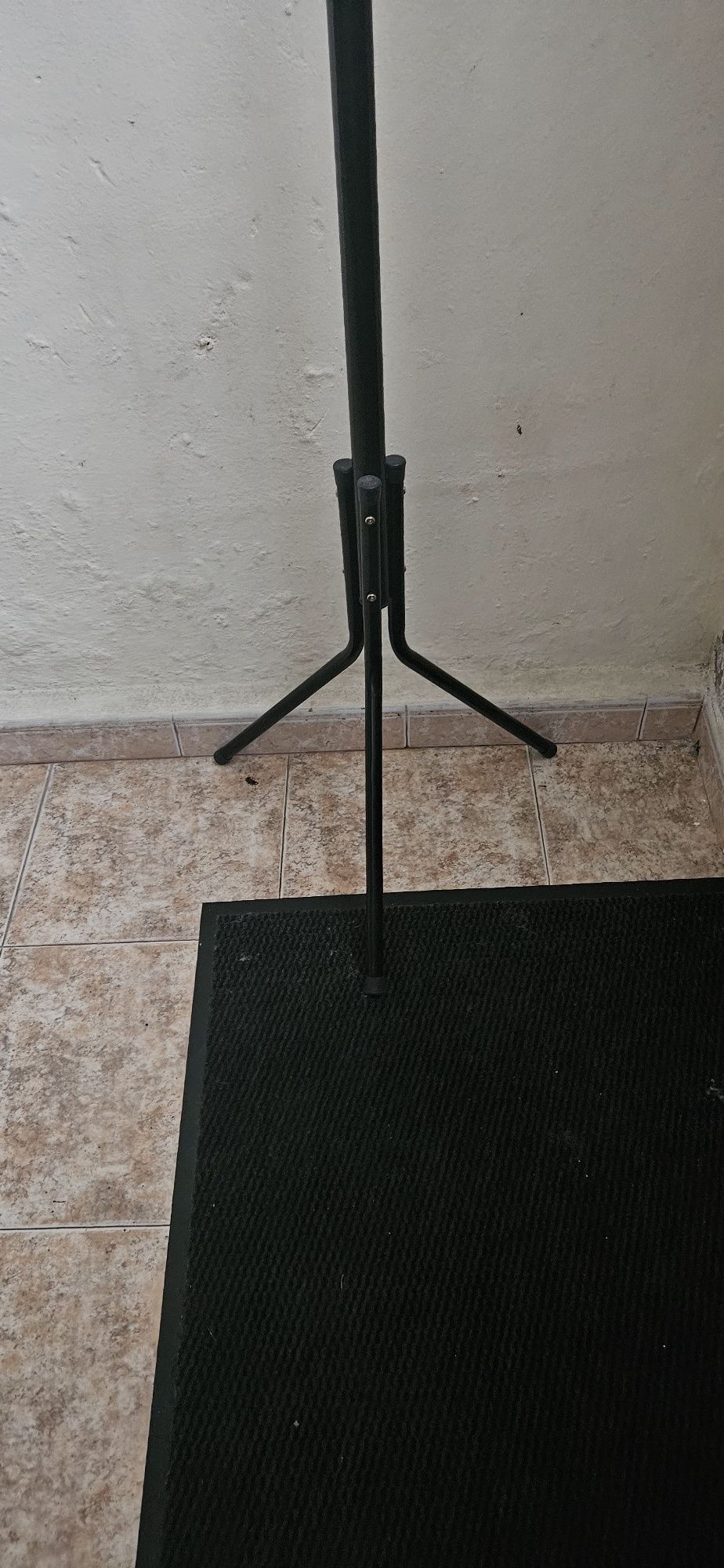 Cabide de pé em preto