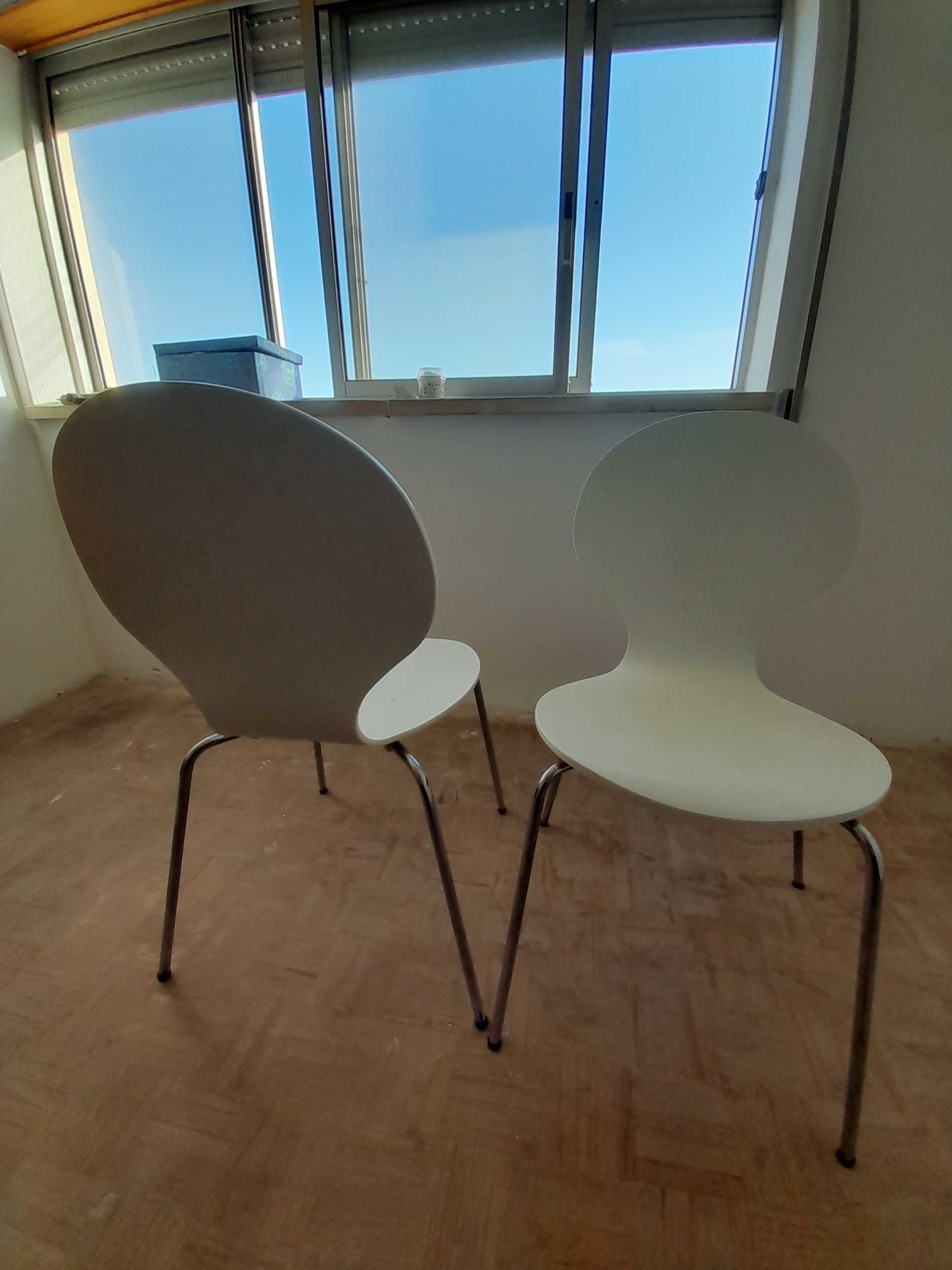 Mesa e 4 cadeiras brancas