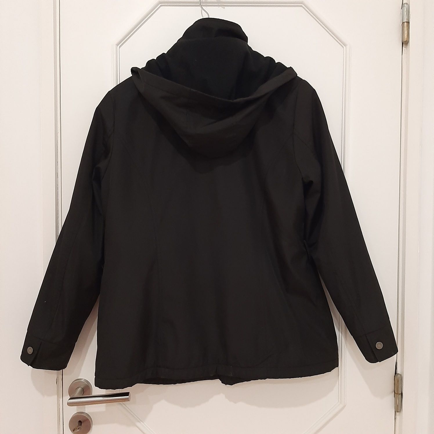 Casaco tipo parka com carapuço