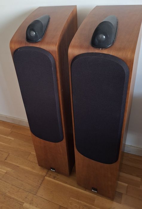 B&W 704 colunas hi-fi