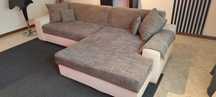Sofá cama chaise-longue com arrumos.