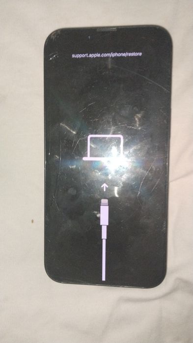 Айфон 14 256 гб завис на проводі