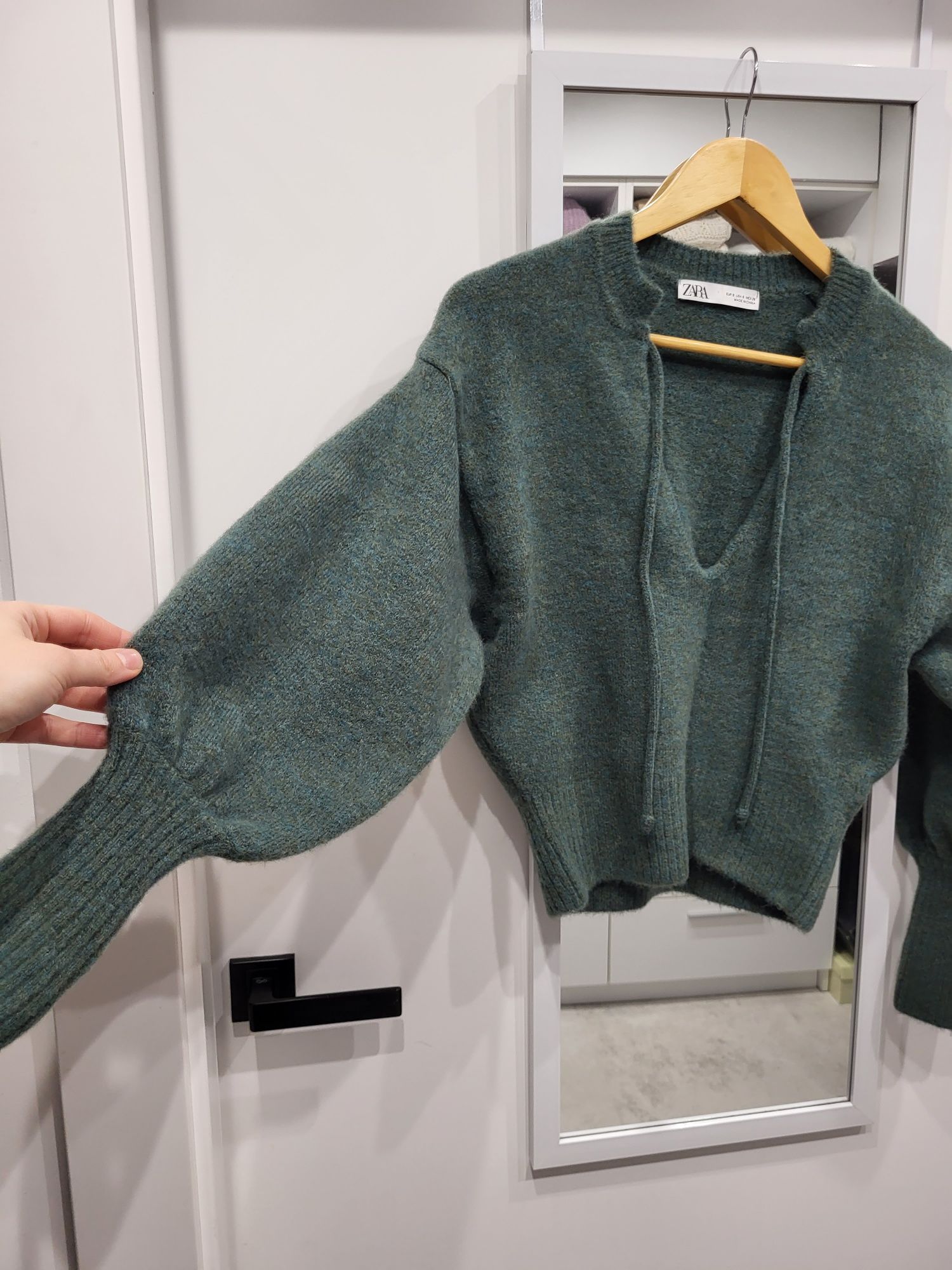 Sweter Zara 36 S krótki szerokie rekawy zielony oliwkowy ciepły modny