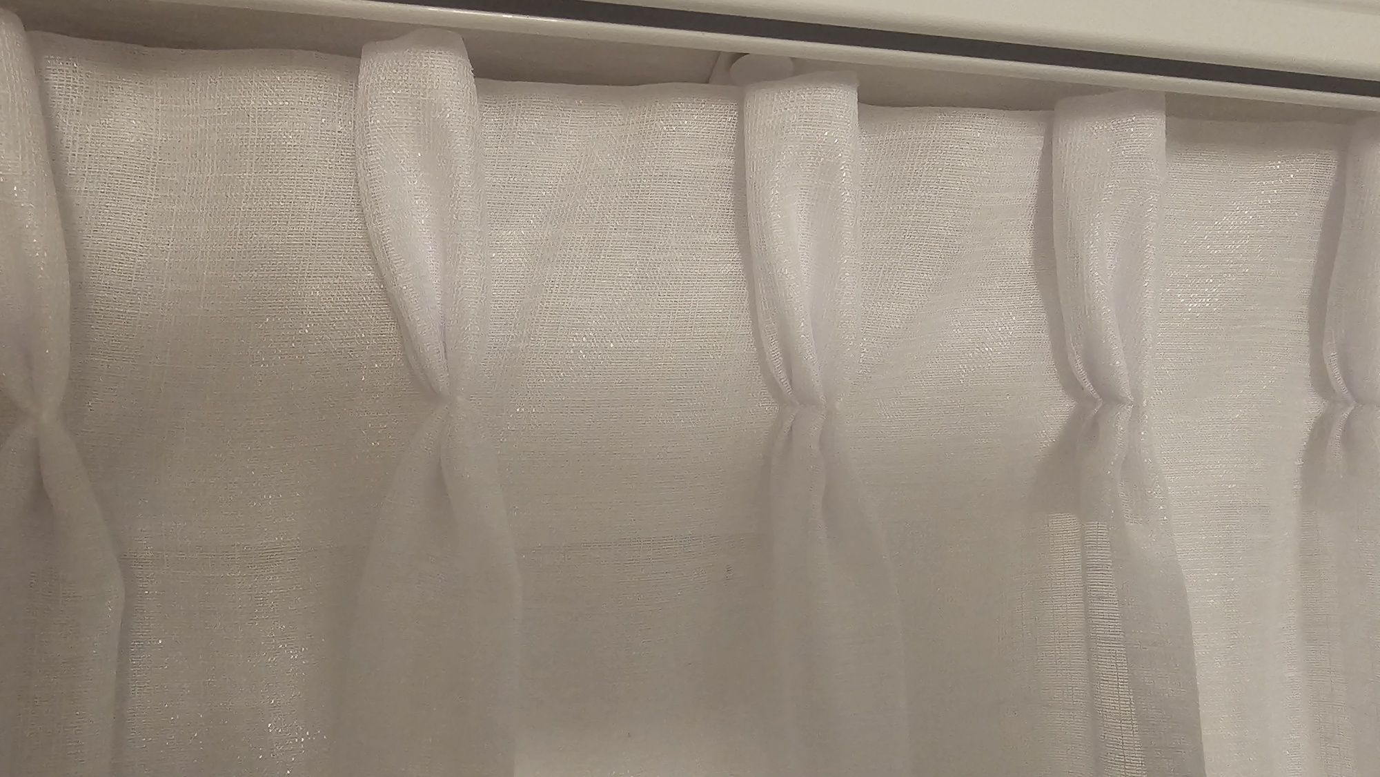 Biale Nowe firanki ze srebrną poświatą