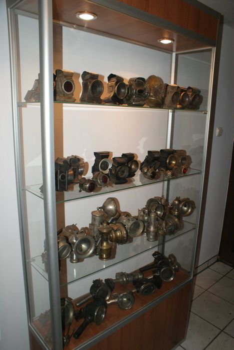 Gablota witryna na skarby, stare rowerowe lampki, modele, figurki itp