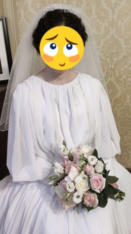весільну легку шифонову білосніжну сукню