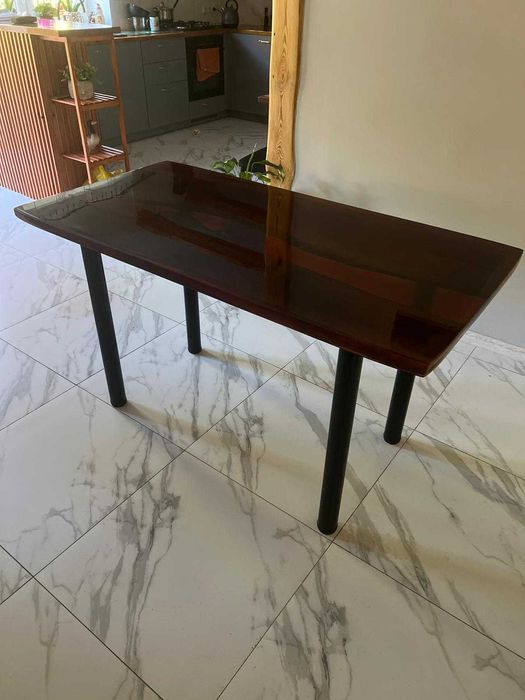 Stół dębowy z żywicy epoksydowej