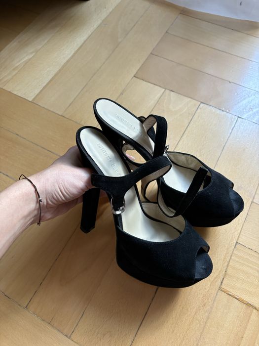 Босоніжки чорні замшеві на високому каблуці