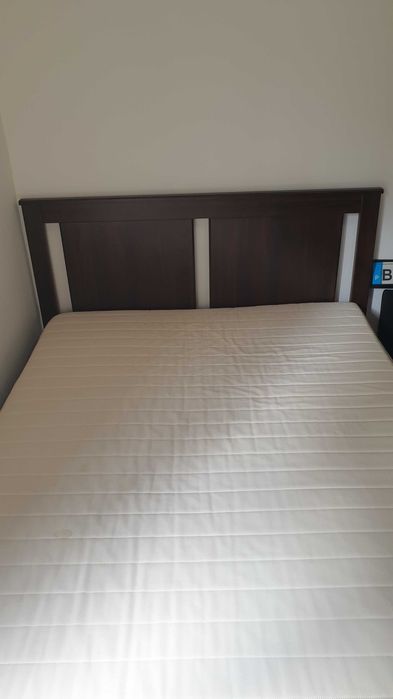 Vendo cama de casal com colchão.